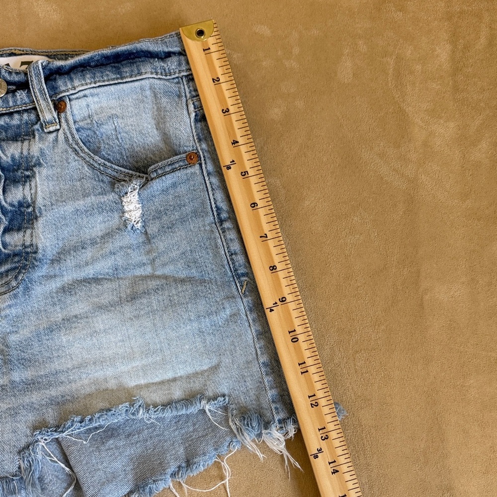 Daze  Tough Love Denim Frayed Hem Distressed Light Wash Women’s  Shorts Size 24 - Picture 3 of 11